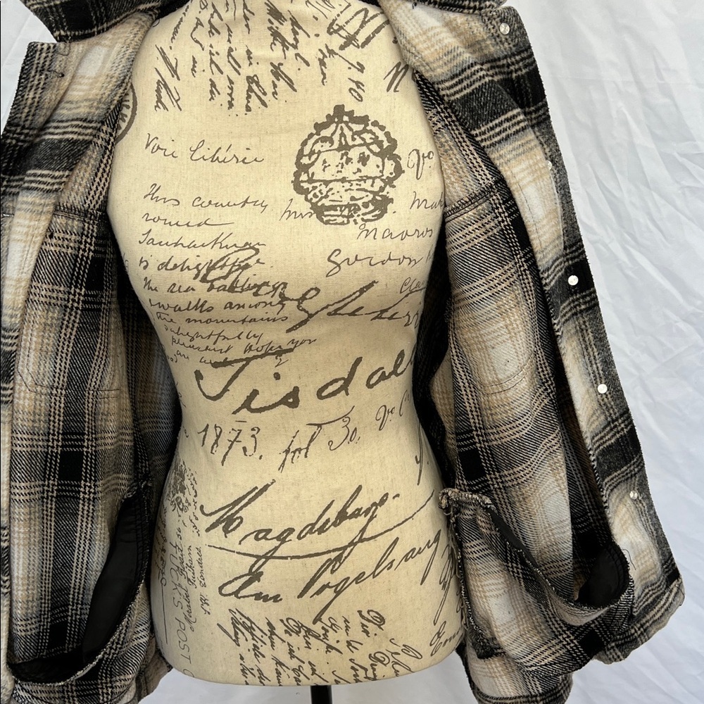 RSQ neutral color shacket relaxed fit plaid medium flannel pockets - Picture 5 of 11